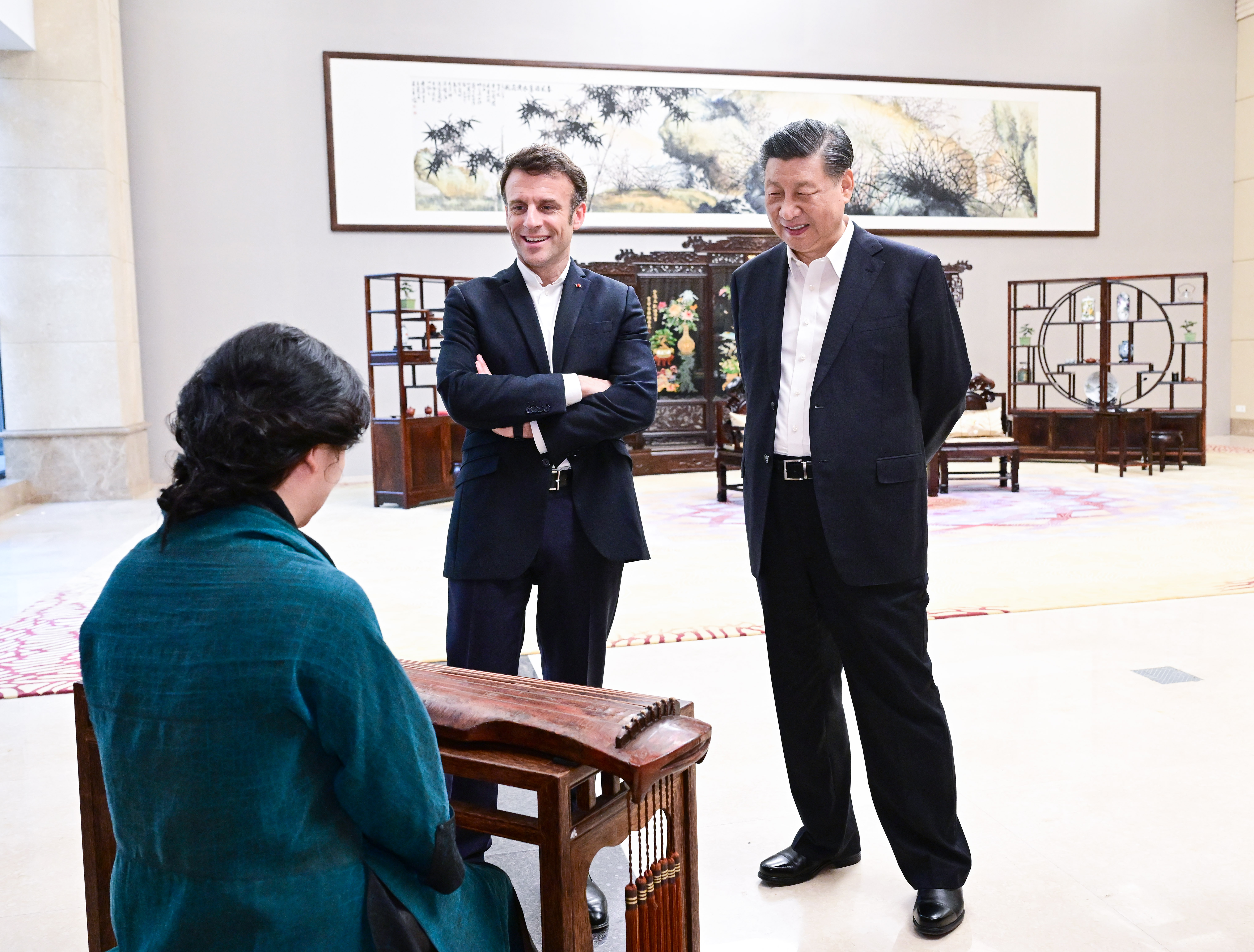 2023年4月7日,習(xí)近平主席在廣東省廣州市松園同法國總統(tǒng)馬克龍舉行非正式會晤。這是兩國元首在白云廳欣賞古琴演奏。