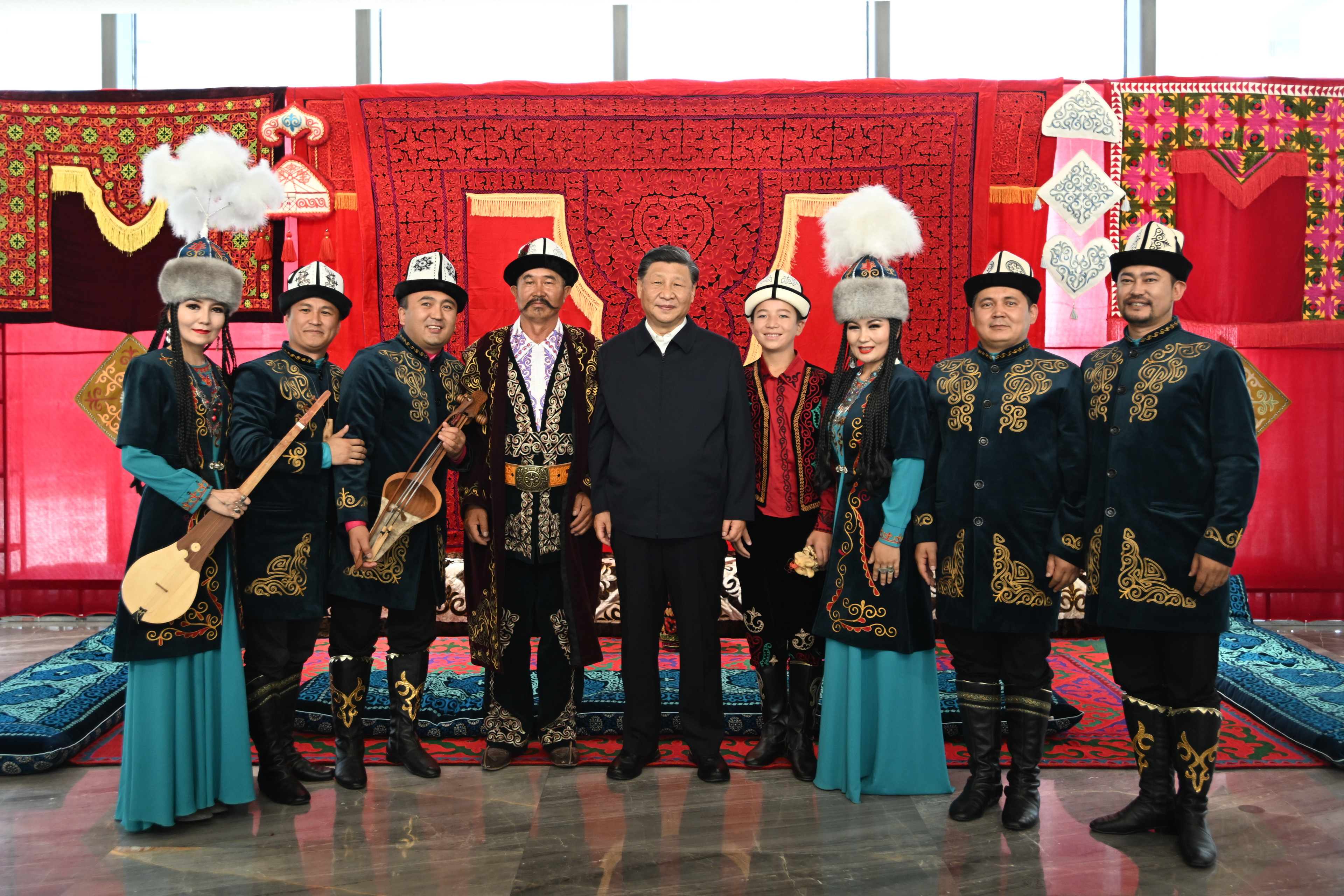 2022年7月13日，習(xí)近平總書記在新疆烏魯木齊市新疆維吾爾自治區(qū)博物館，同《瑪納斯》非物質(zhì)文化遺產(chǎn)傳承人在一起。