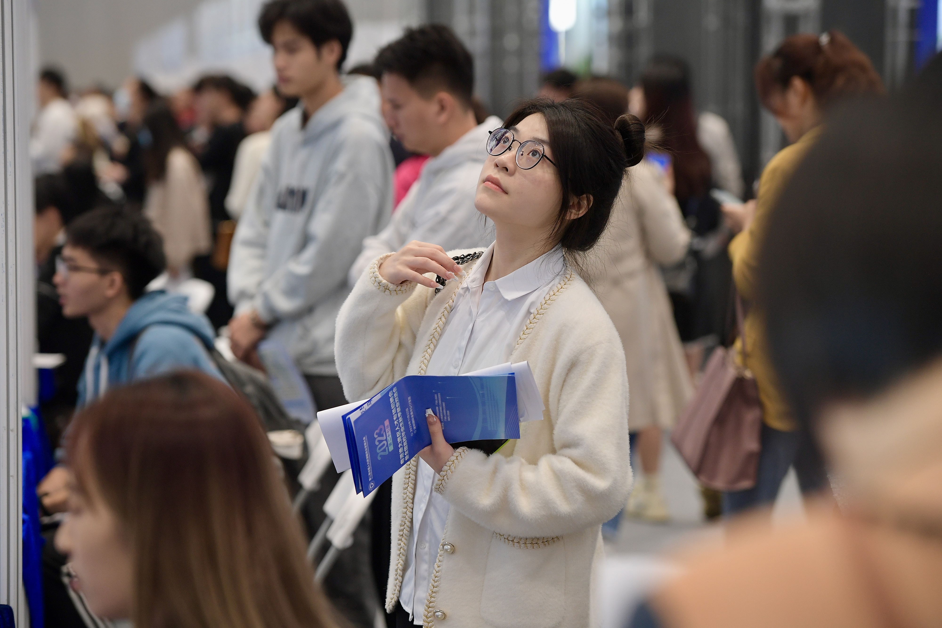  2023年11月22日，2023年粵港澳大灣區(qū)人才專場(chǎng)招聘會(huì)暨第27屆全國(guó)高校畢業(yè)生秋季就業(yè)雙選會(huì)在深圳國(guó)際會(huì)展中心舉辦。