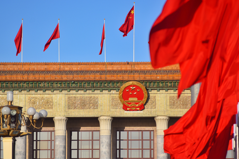 2024年3月8日,北京上空現(xiàn)“兩會藍”,人民大會堂前紅旗飄揚。